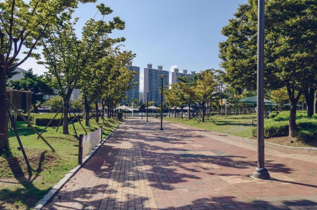 Ramada Encore By Wyndham Busan Haeundae מראה חיצוני תמונה